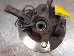 Gebruikte Fusee houder rechts-voor Suzuki Alto 1.0 12V Prijs € 44,95 Margeregeling aangeboden door Yellow Parts