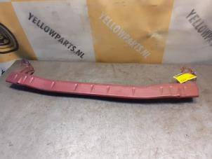 Begagnade Främre stötfångarram Suzuki Alto 1.0 12V Pris € 45,00 Marginaltabell erbjuds av Yellow Parts