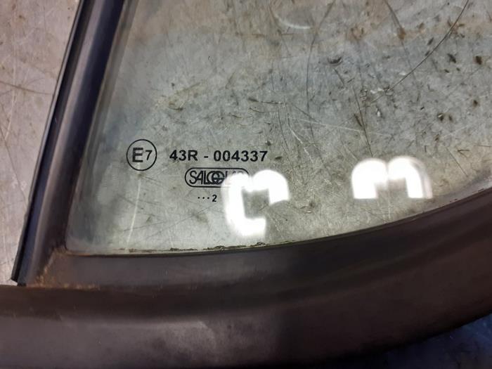 Sidofönster, vänster bak från en Suzuki Splash 1.0 12V 2013