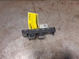 Begagnade Brytare, eldrivna fönster Suzuki Swift (ZA/ZC/ZD1/2/3/9) 1.6 Sport VVT 16V Pris € 32,50 Marginaltabell erbjuds av Yellow Parts