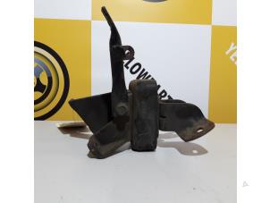 Begagnade Motorfäste Suzuki Jimny Softtop 1.3i 16V 4x4 Pris € 25,00 Marginaltabell erbjuds av Yellow Parts