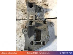 Begagnade Övre fäste, generator Volkswagen Golf V (1K1) 1.6 Pris € 50,00 Marginaltabell erbjuds av Alexander Autodemontage