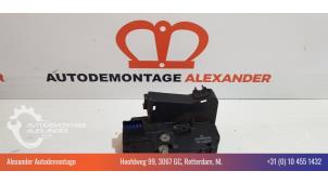 Begagnade Dörrlåsmekanism, 4-dörrars, höger fram Opel Vivaro 1.9 DI Pris € 45,00 Marginaltabell erbjuds av Alexander Autodemontage