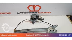 Begagnade Fönstermekanism för bakre dörr, 4-dörrars, vänster Nissan Primera Wagon (W12) 2.0 16V Pris € 24,99 Inklusive moms erbjuds av Alexander Autodemontage