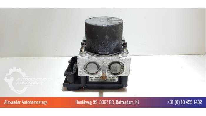 ABS-pump från en Opel Corsa C (F08/68) 1.0 12V Twin Port 2004