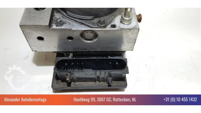ABS-pump från en Opel Corsa C (F08/68) 1.0 12V Twin Port 2004