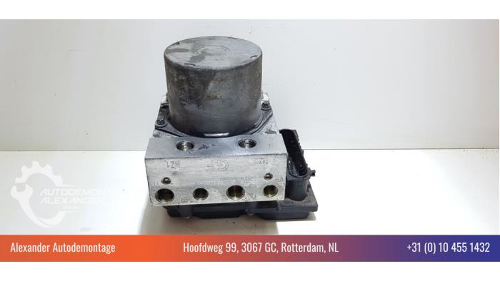ABS-pump från en Opel Corsa C (F08/68) 1.0 12V Twin Port 2004