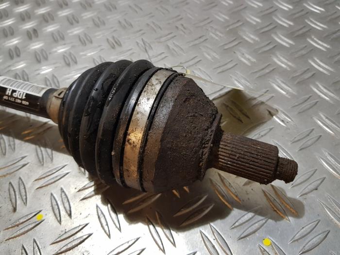 Drivaxel, vänster fram från en Skoda Fabia II Combi 1.2 TDI 12V Greenline 2011