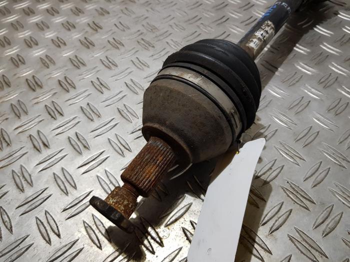 Aandrijfas links-voor van een Skoda Fabia II Combi 1.2 TDI 12V Greenline 2011