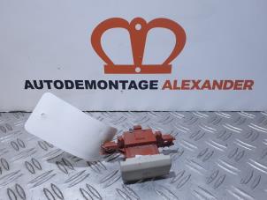 Gebruikte Handrem schakelaar Peugeot 508 (8D) 2.0 Hybrid4 16V Prijs € 40,00 Margeregeling aangeboden door Alexander Autodemontage