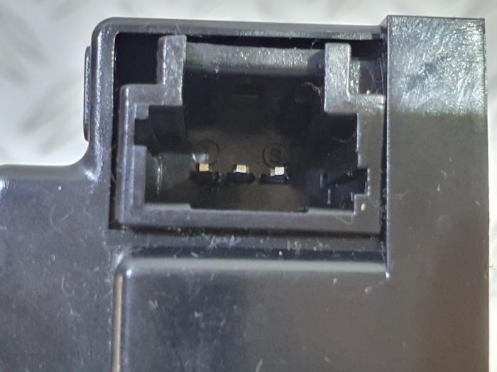 Låsmekanism, baklucka från en Citroën C4 Grand Picasso (UA) 2.0 HDiF 16V 135 2010