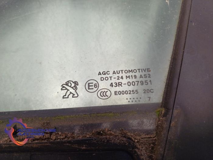 Sidofönster, vänster fram från en Peugeot 208 I (CA/CC/CK/CL) 1.2 Vti 12V PureTech 2018