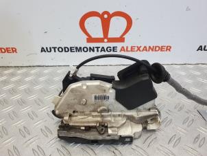 Begagnade Dörrlåsmekanism, 4-dörrars, vänster fram Volkswagen Polo V (6R) 1.6 TDI 16V 90 Pris på förfrågan erbjuds av Alexander Autodemontage