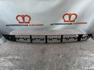 Gebruikte Grille Mercedes E (W211) 2.2 E-200 CDI 16V Prijs € 30,00 Margeregeling aangeboden door Alexander Autodemontage