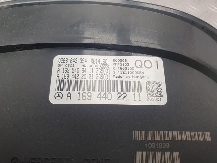 Instrumentpanel från en Mercedes-Benz A (W169) 2.0 A-160 CDI 16V 3-Drs. 2008