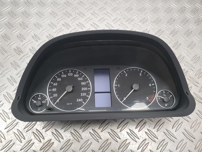 Instrumentpanel från en Mercedes-Benz A (W169) 2.0 A-160 CDI 16V 3-Drs. 2008