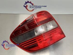 Begagnade Baklykta, vänster Mercedes ML II (164/4JG) 3.0 ML-320 CDI 4-Matic V6 24V Pris € 90,00 Marginaltabell erbjuds av Alexander Autodemontage