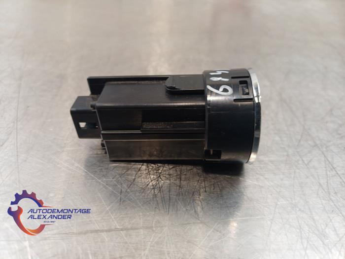 Start/stopp-brytare från en Toyota Yaris III (P13) 1.5 16V Dual VVT-iE 2018