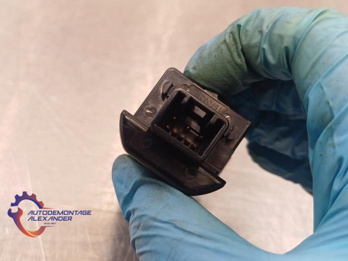 Start/stopp-brytare från en Toyota Yaris III (P13) 1.5 16V Dual VVT-iE 2018