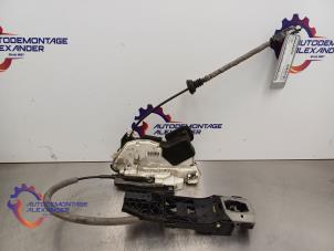 Begagnade Dörrlåsmekanism, 4-dörrars, vänster fram Volkswagen Polo V (6R) 1.2 TDI 12V BlueMotion Pris på förfrågan erbjuds av Alexander Autodemontage