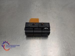 Gebruikte Bandenspanning schakelaar Peugeot 208 I (CA/CC/CK/CL) 1.2 Vti 12V PureTech Prijs op aanvraag aangeboden door Alexander Autodemontage