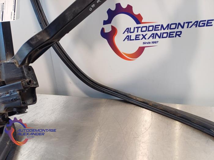 Bakre dörrlist, övre, 4-dörrars, höger från en Volkswagen Touareg (7LA/7L6) 5.0 TDI V10 2003