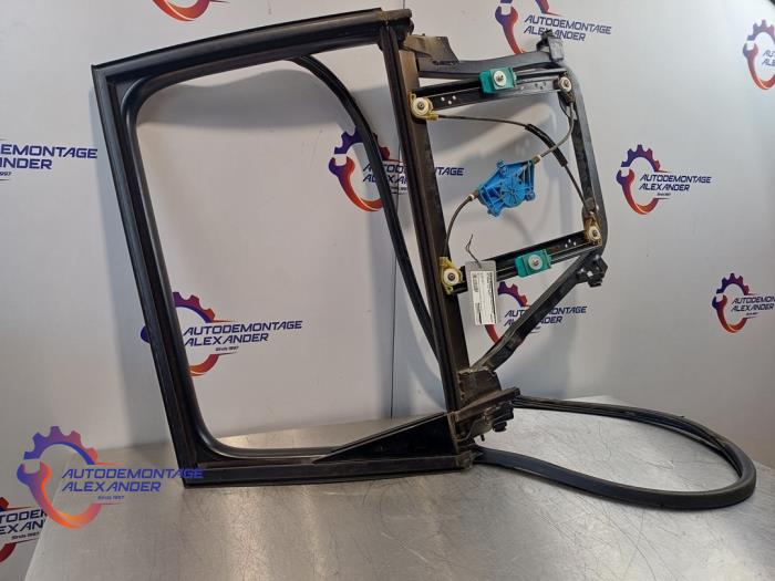 Bakre dörrlist, övre, 4-dörrars, höger från en Volkswagen Touareg (7LA/7L6) 5.0 TDI V10 2003