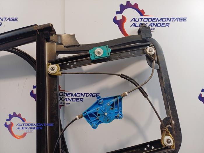 Bakre dörrlist, övre, 4-dörrars, höger från en Volkswagen Touareg (7LA/7L6) 5.0 TDI V10 2003