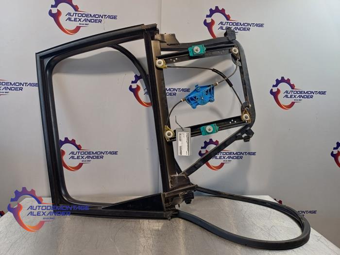 Bakre dörrlist, övre, 4-dörrars, höger från en Volkswagen Touareg (7LA/7L6) 5.0 TDI V10 2003