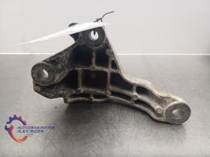 Używane Wspornik skrzyni biegów Nissan Qashqai (J11) 1.6 dCi Cena na żądanie oferowane przez Alexander Autodemontage