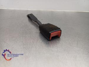 Używane Wtyk pasa bezpieczenstwa lewy przód Volkswagen Caddy III (2KA,2KH,2CA,2CH) 1.6 TDI 16V Cena na żądanie oferowane przez Alexander Autodemontage