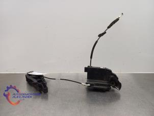 Begagnade Dörrlåsmekanism, 4-dörrars, vänster fram Peugeot 308 SW (L4/L9/LC/LJ/LR) 1.6 BlueHDi 115 Pris på förfrågan erbjuds av Alexander Autodemontage