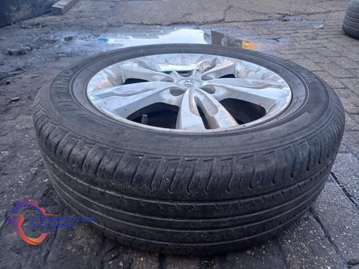 Velg + Band van een Hyundai iX35 (LM) 1.6 GDI 16V 2011