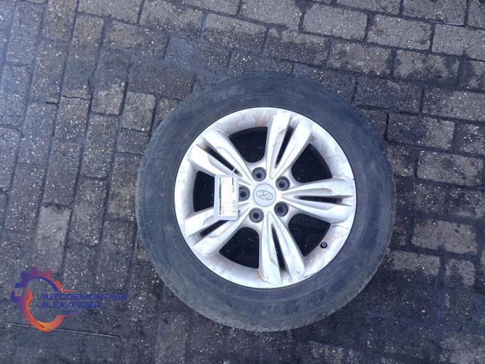 Velg + Band van een Hyundai iX35 (LM) 1.6 GDI 16V 2011