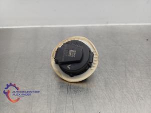 Begagnade Airbagsensor Renault Clio IV (5R) 0.9 Energy TCE 90 12V Pris € 24,20 Inklusive moms erbjuds av Alexander Autodemontage