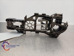 Używane Uchwyt drzwi lewych tylnych wersja 4-drzwiowa Volkswagen Passat Variant (365) 1.6 TDI 16V Bluemotion Cena € 50,00 Procedura marży oferowane przez Alexander Autodemontage