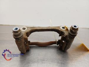 Begagnade Hållare, främre bromsok, vänster Opel Agila Mk.II (B) 1.2 16V Twinport LPG Pris på förfrågan erbjuds av Alexander Autodemontage