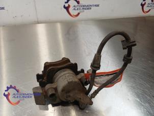 Gebruikte Remklauw (Tang) links-voor Opel Combo Cargo 1.2 110 Prijs op aanvraag aangeboden door Alexander Autodemontage