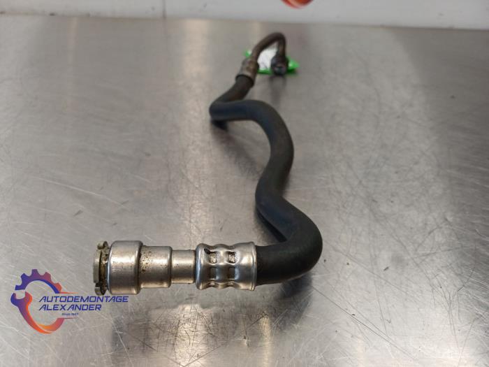 Brandstof retourleiding van een BMW 1 serie (E88) 118d 16V 2011