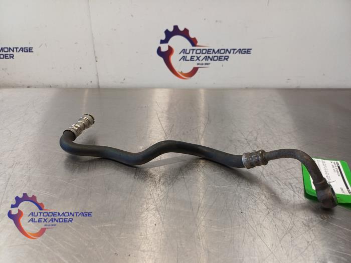 Brandstof retourleiding van een BMW 1 serie (E88) 118d 16V 2011