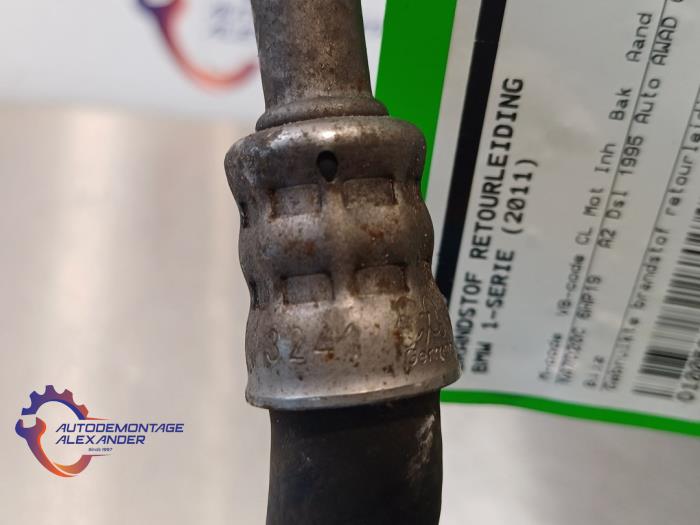 Brandstof retourleiding van een BMW 1 serie (E88) 118d 16V 2011