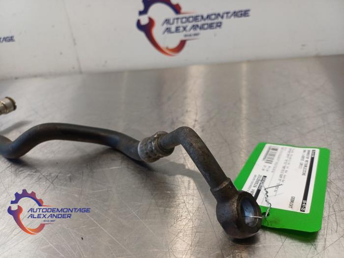 Brandstof retourleiding van een BMW 1 serie (E88) 118d 16V 2011