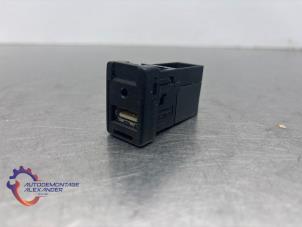 Gebruikte AUX/USB aansluiting Toyota Yaris III (P13) 1.5 16V Dual VVT-iE Prijs € 15,00 Inclusief btw aangeboden door Alexander Autodemontage