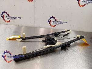 Begagnade Fönstermekanism för bakre dörr, 4-dörrars, vänster Landrover Range Rover IV (LG) 4.4 SDV8 32V Pris € 134,47 Inklusive moms erbjuds av Alexander Autodemontage