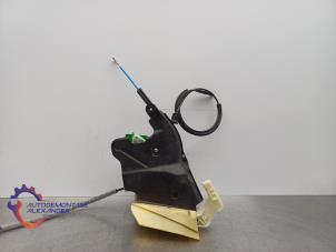 Używane Mechanizm blokady drzwi lewych tylnych wersja 4-drzwiowa Mercedes E (W212) E-220 CDI 16V BlueEfficiency Cena € 30,00 Z VAT oferowane przez Alexander Autodemontage