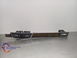 Begagnade Luftmunstycke, instrumentbräda Mercedes E (W212) E-220 CDI 16V BlueEfficiency Pris € 113,99 Inklusive moms erbjuds av Alexander Autodemontage