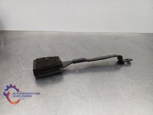 Używane Wtyk pasa bezpieczenstwa lewy przód Volkswagen Caddy III (2KA,2KH,2CA,2CH) 1.6 TDI 16V Cena na żądanie oferowane przez Alexander Autodemontage