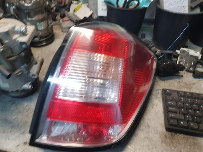 Achterlicht rechts van een Opel Astra H SW (L35) 1.9 CDTi 120 2007
