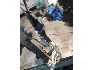 Begagnade Dörrlåsmekanism, 4-dörrars, vänster fram Mercedes A (W169) 2.0 A-180 CDI 16V 5-Drs. Pris € 80,00 Marginaltabell erbjuds av Autodemontage Atlas-Car B.V.