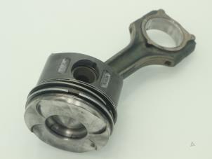 Używane Korbowód Mercedes Sprinter 2t (901/902) 208 CDI 16V Cena € 90,75 Z VAT oferowane przez Brus Motors BV